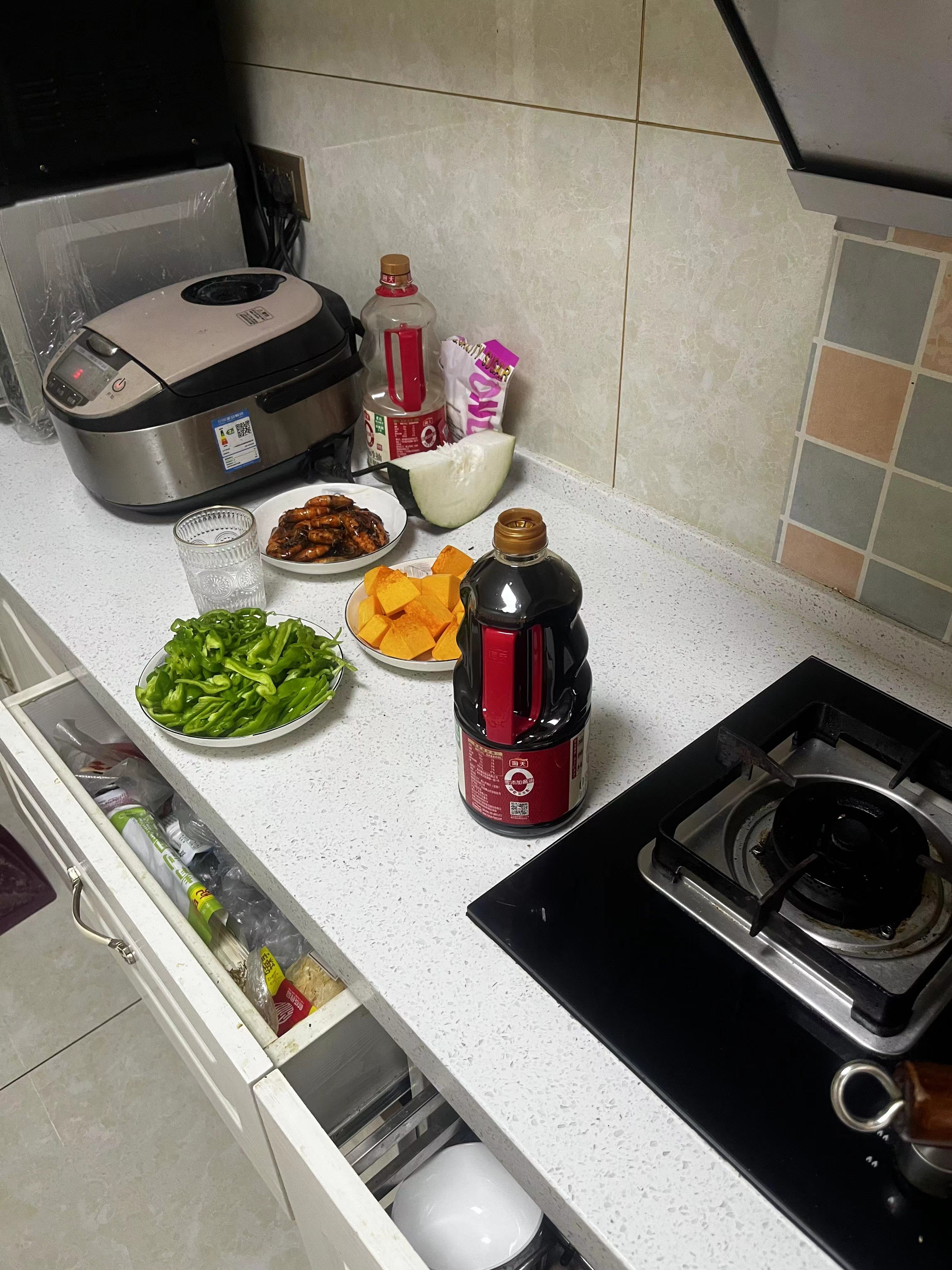 秀秀我家的育儿嫂，还做饭，只用了8000！.jpg